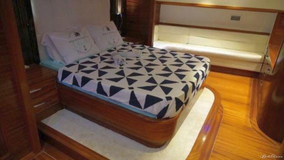 Elegant bedroom with geometric patterns on the 6-cabin gulet Şadiye Hanım in Marmaris.